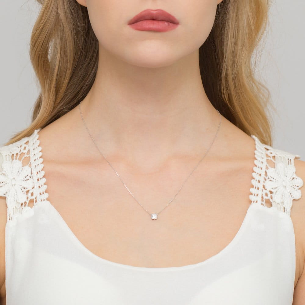 Auksinė Grandinėlė Su Deimantiniu Pakabuku