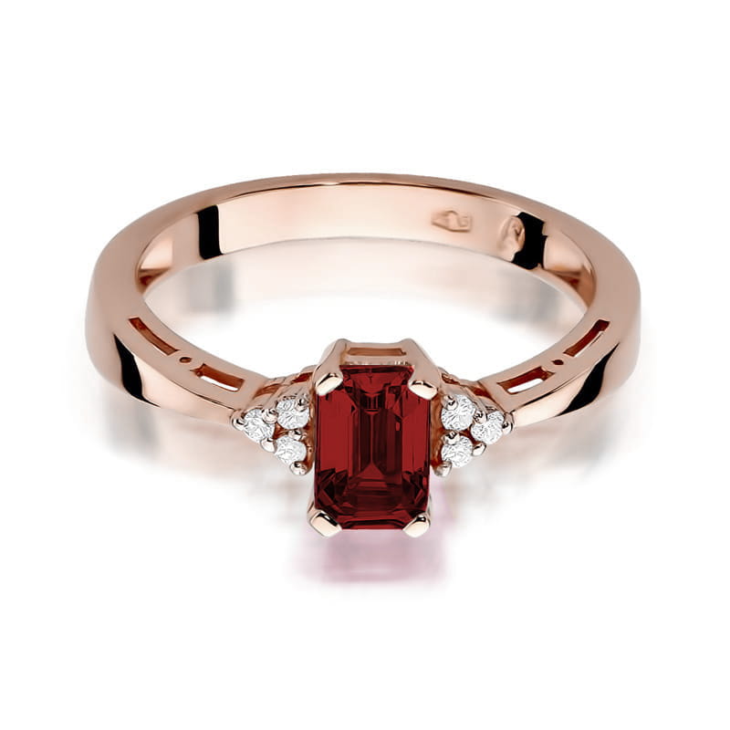 Gold Ring With Garnet And Diamonds
