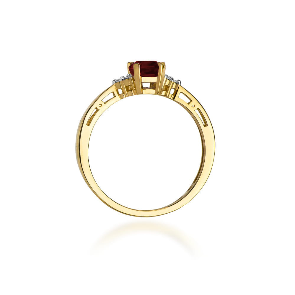 Gold Ring With Garnet And Diamonds