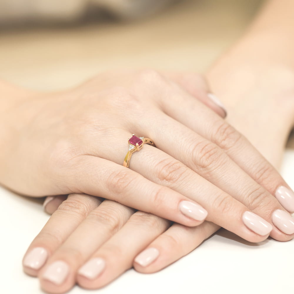 Auksinis Žiedas Su Rubinu Ir Deimantais