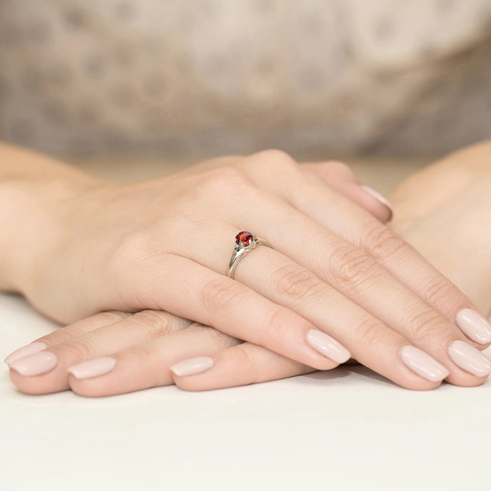 Auksinis Žiedas Su Granatu Ir Juodais Deimantais