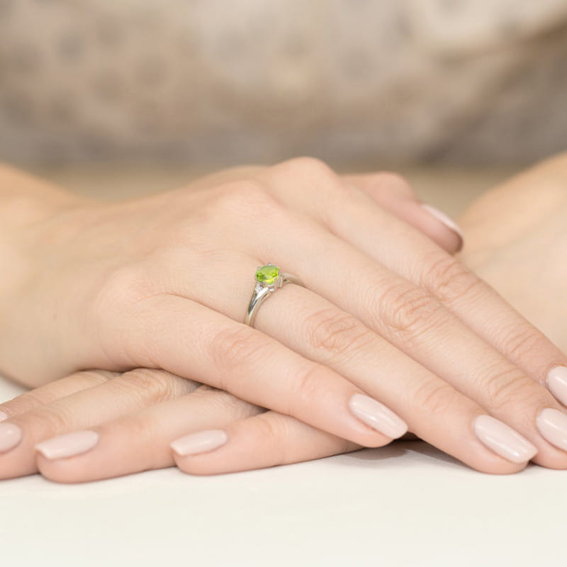 Auksinis Žiedas Su Peridotu Ir Deimantais