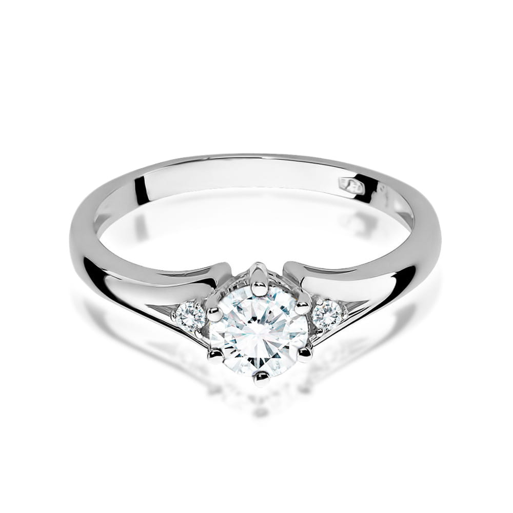 Auksinis Žiedas Su Baltu Safyru Ir Deimantais