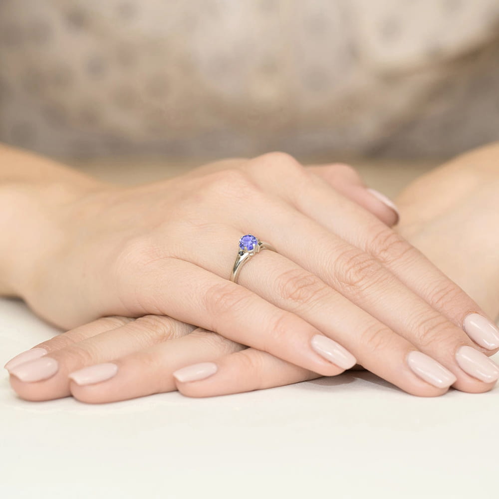 Auksinis Žiedas Su Tanzanitu Ir Juodais Deimantais