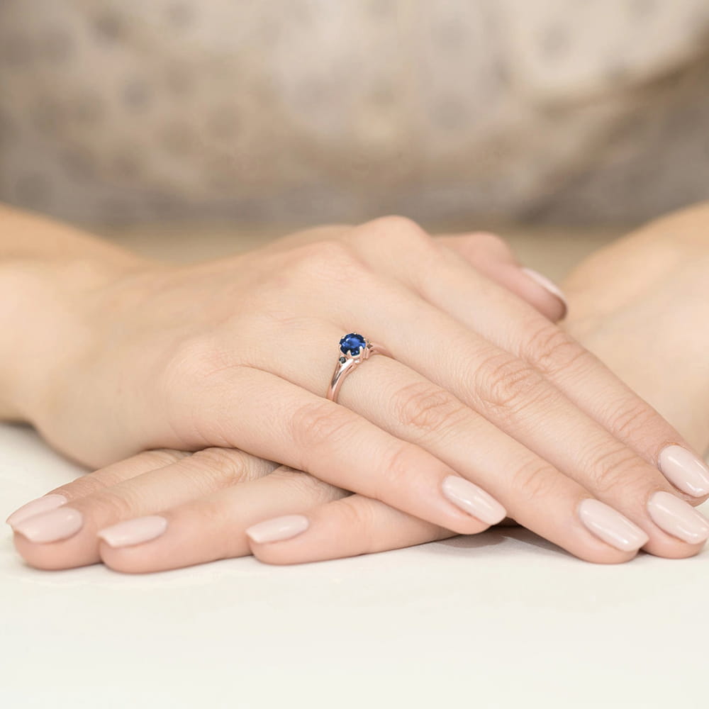 Auksinis Žiedas Su Safyru Ir Juodais Deimantais