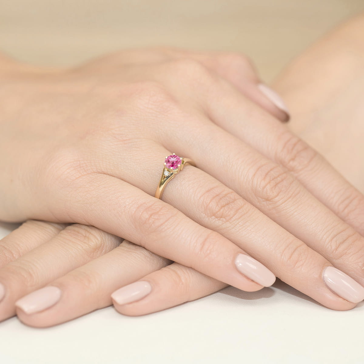 Auksinis Žiedas Su Rožiniu Topazu Ir Deimantais