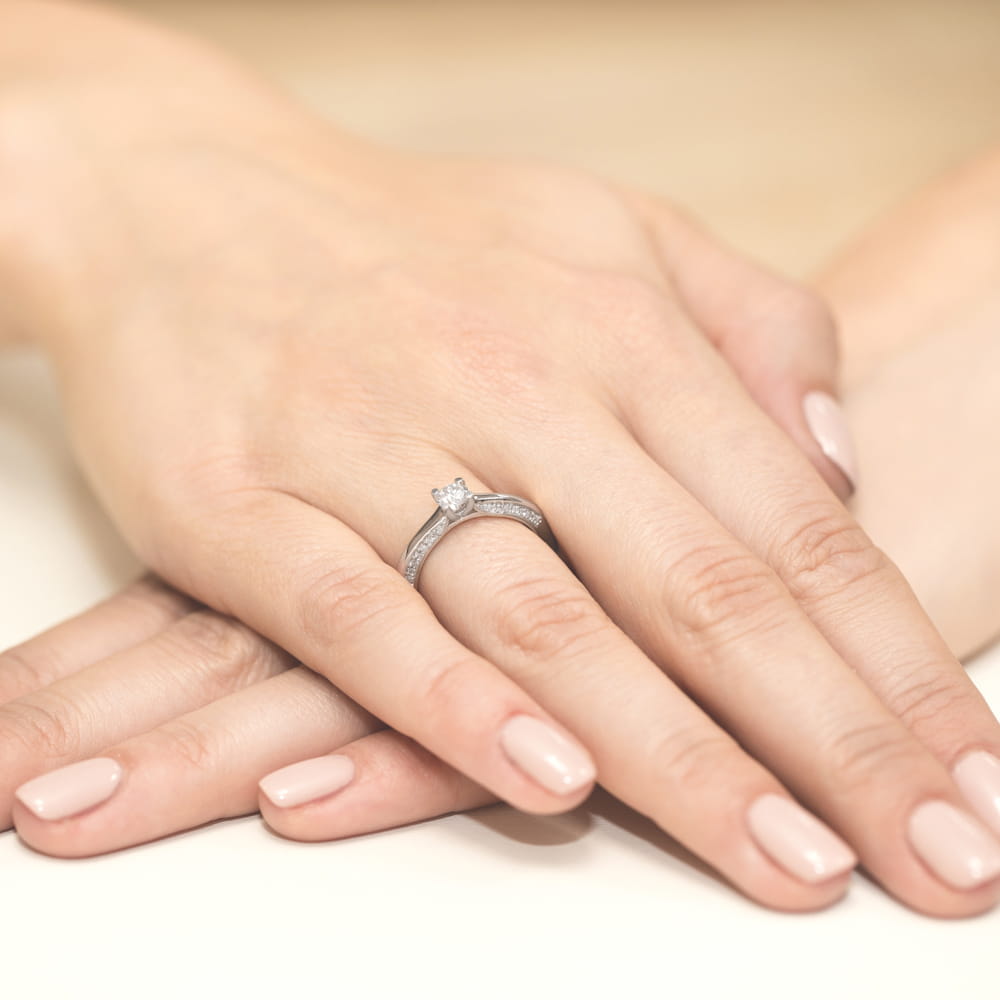 Auksinis Žiedas Su Deimantais