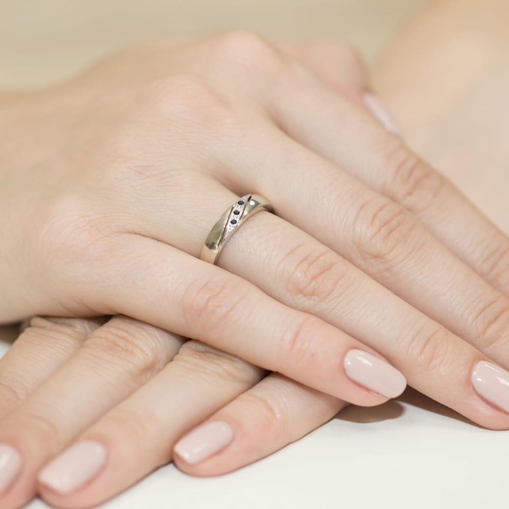 Auksinis Žiedas Su Juodais Deimantais