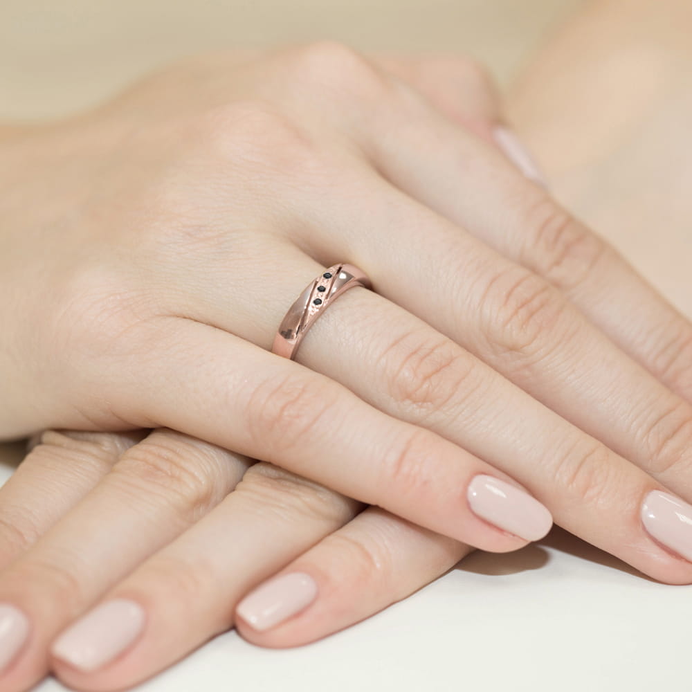 Auksinis Žiedas Su Juodais Deimantais