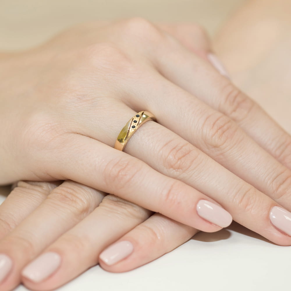 Auksinis Žiedas Su Juodais Deimantais