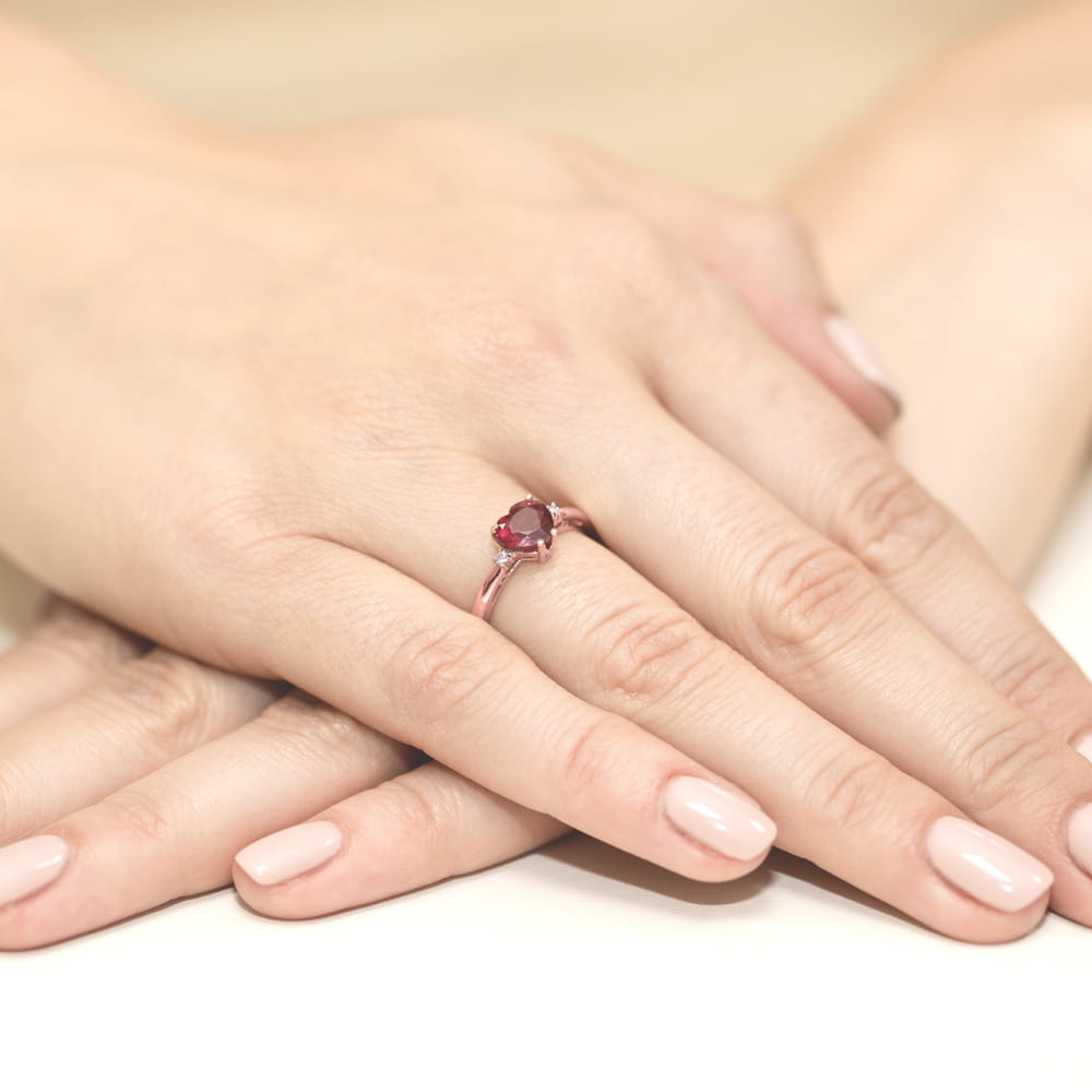 Auksinis Žiedas Su Rubinu Ir Deimantais