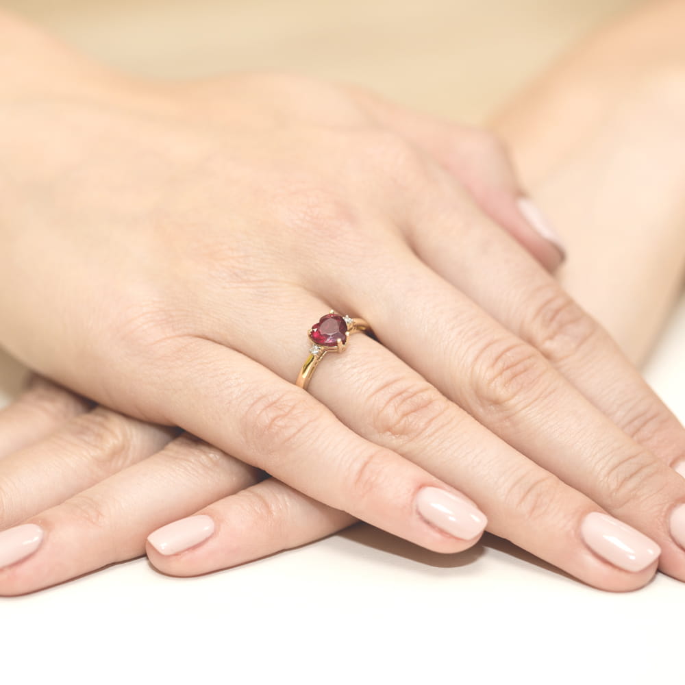 Auksinis Žiedas Su Rubinu Ir Deimantais