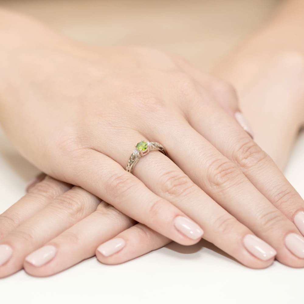 Auksinis Žiedas Su Peridotu Ir Deimantais