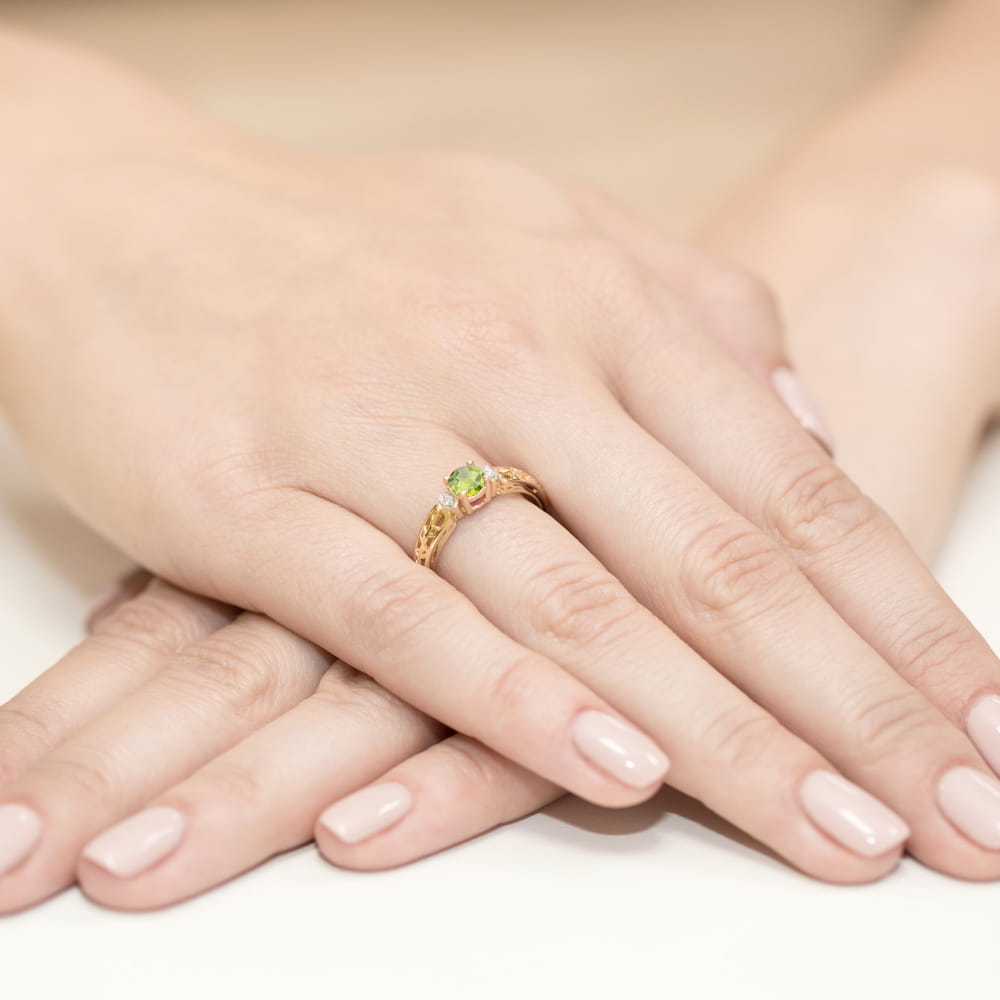 Auksinis Žiedas Su Peridotu Ir Deimantais