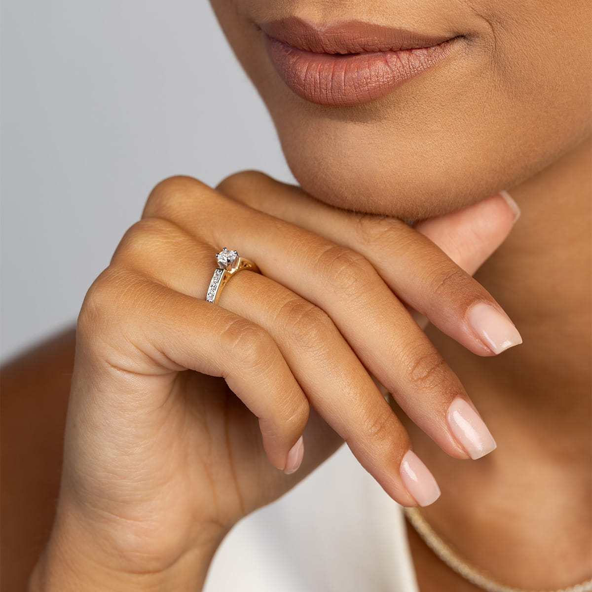 Auksinis Žiedas Su Labaratoriniais Deimantais