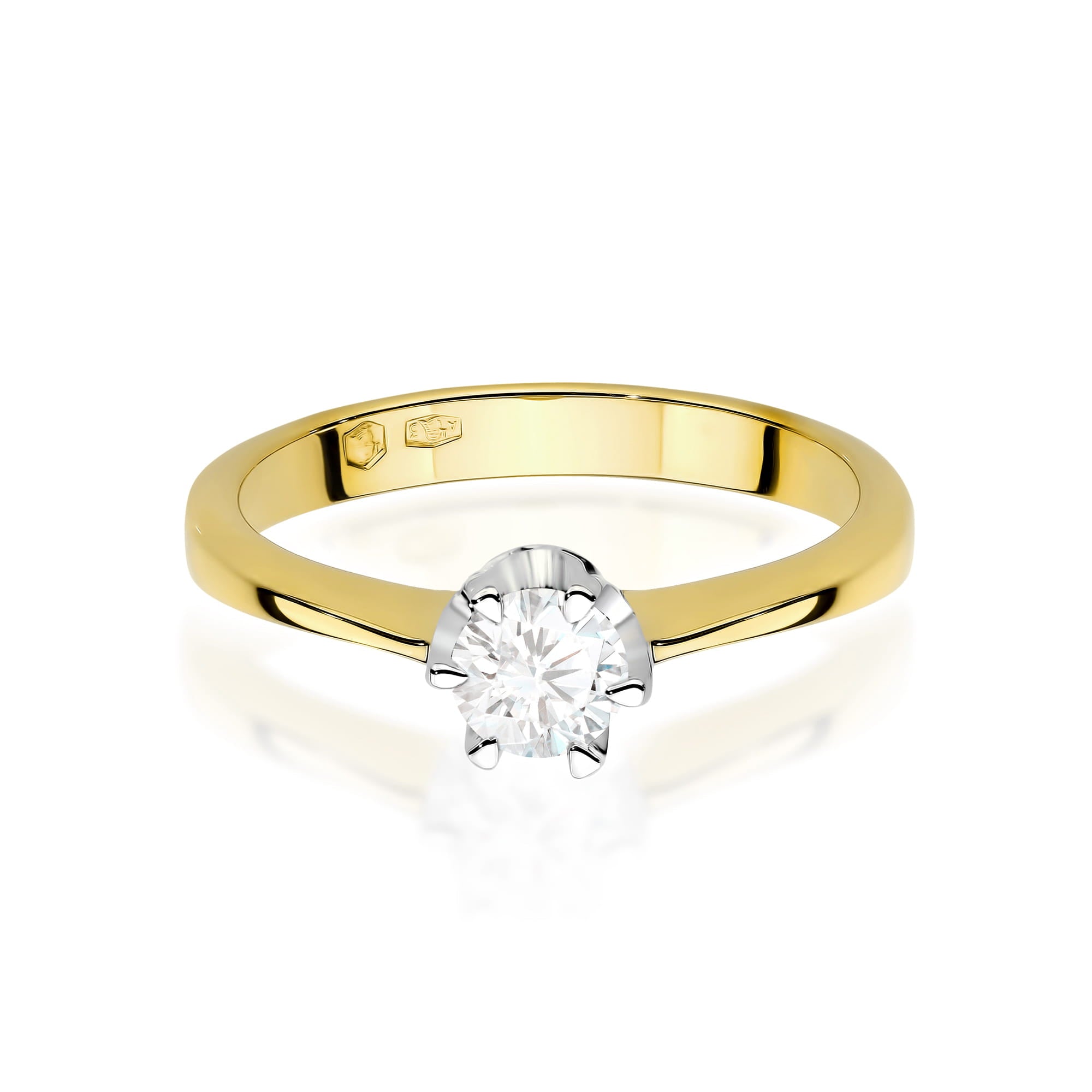 Gold Ring With Lab-Grown Diamond
