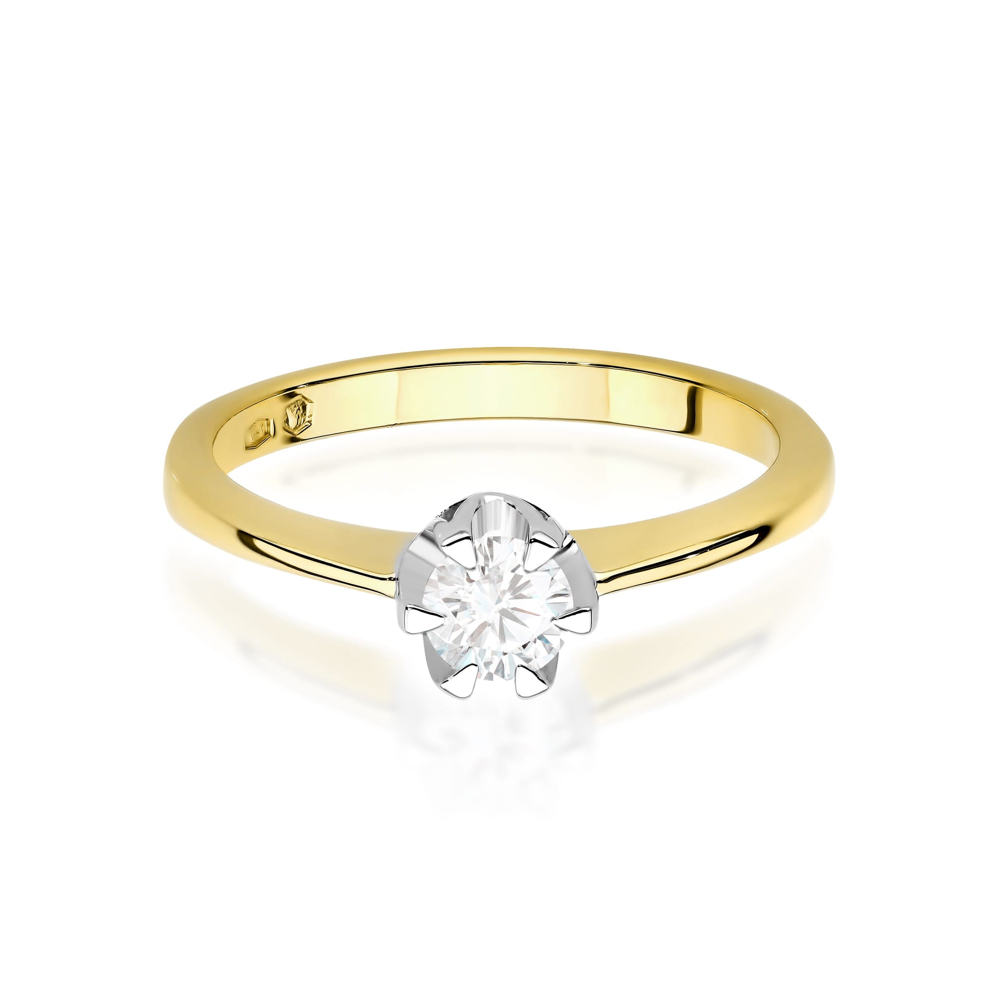 Gold Ring With Lab-Grown Diamond