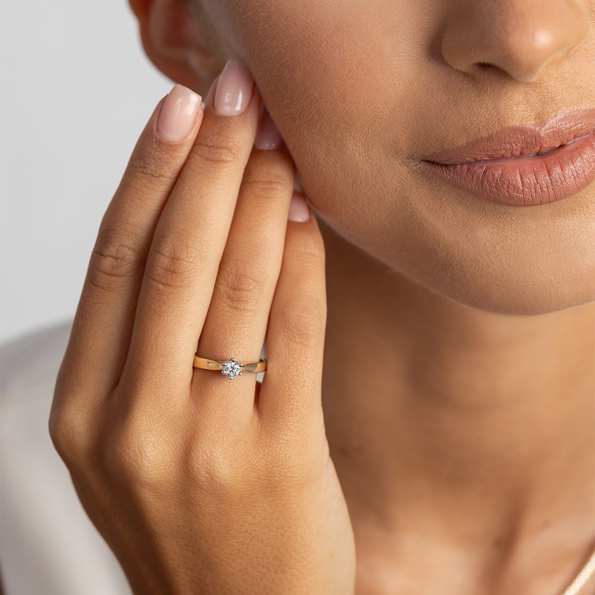 Auksinis Žiedas Su Labaratoriniu Deimantu