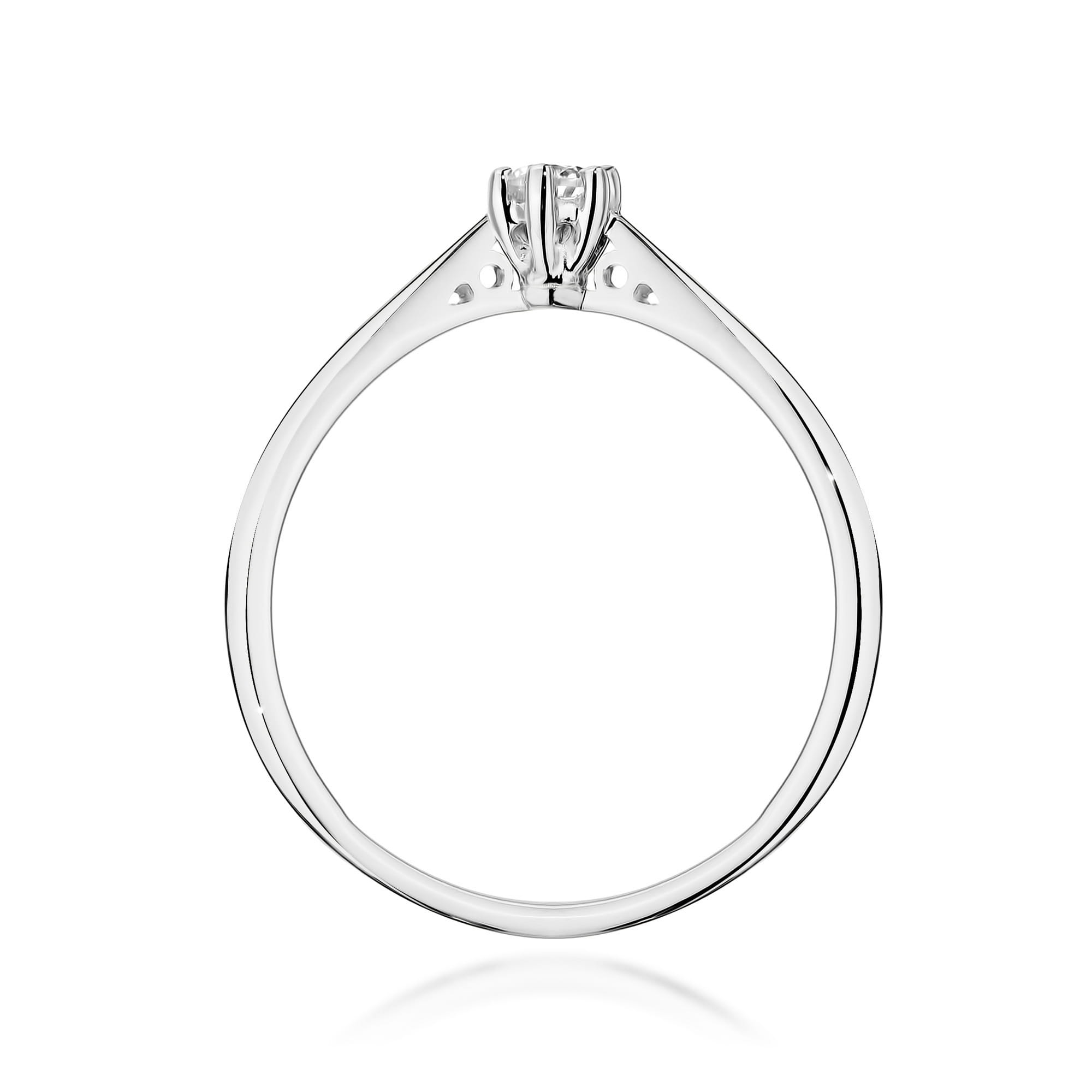 Gold Ring With Lab-Grown Diamond