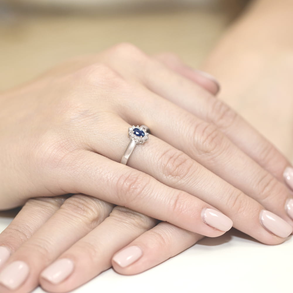 Auksinis Žiedas Su Safyru Ir Deimantais