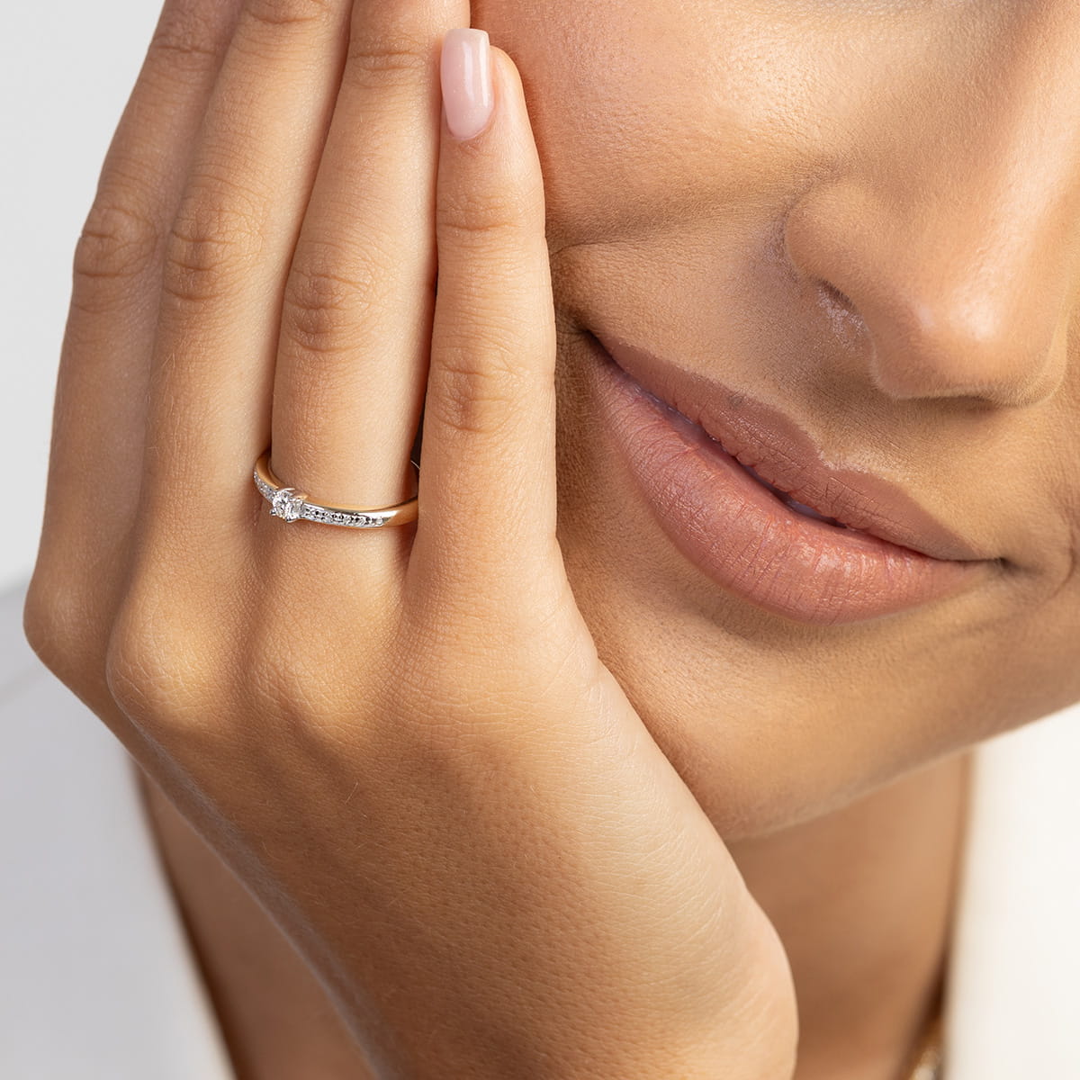 Auksinis Žiedas Su Labaratoriniais Deimantais