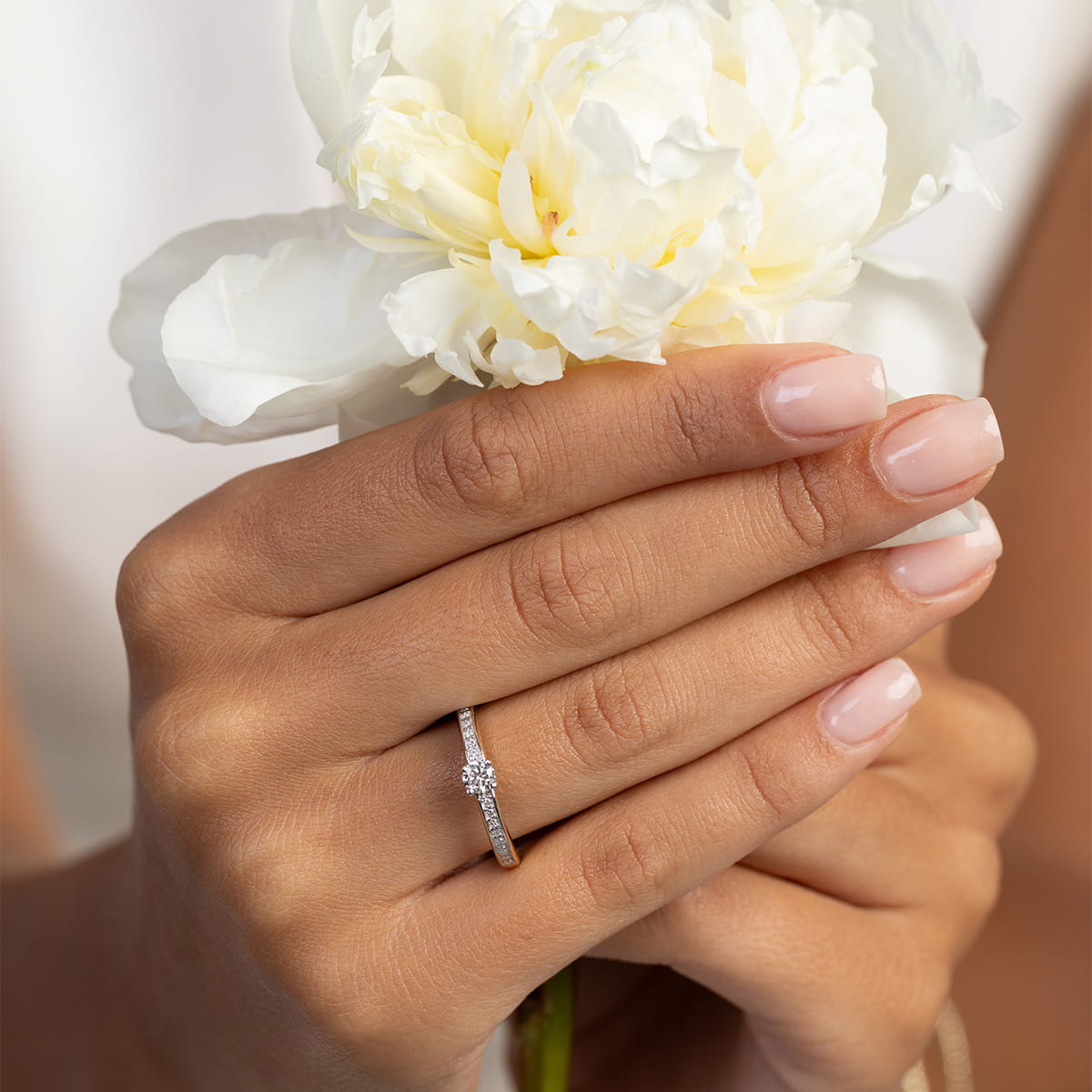 Auksinis Žiedas Su Labaratoriniais Deimantais