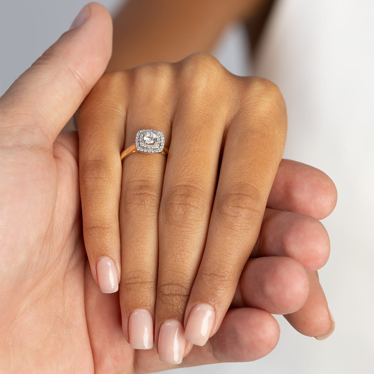 Auksinis Žiedas Su Labaratoriniais Deimantais