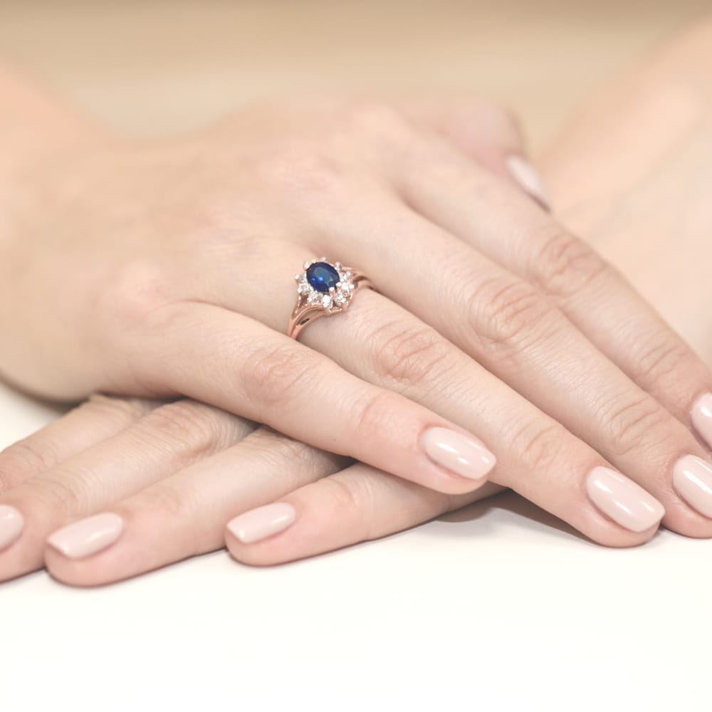 Auksinis Žiedas Su Safyru Ir Deimantais