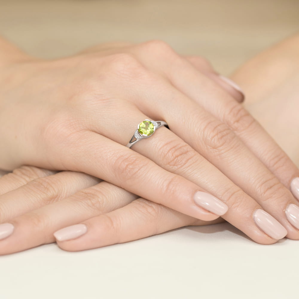 Auksinis Žiedas Su Peridotu Ir Deimantais