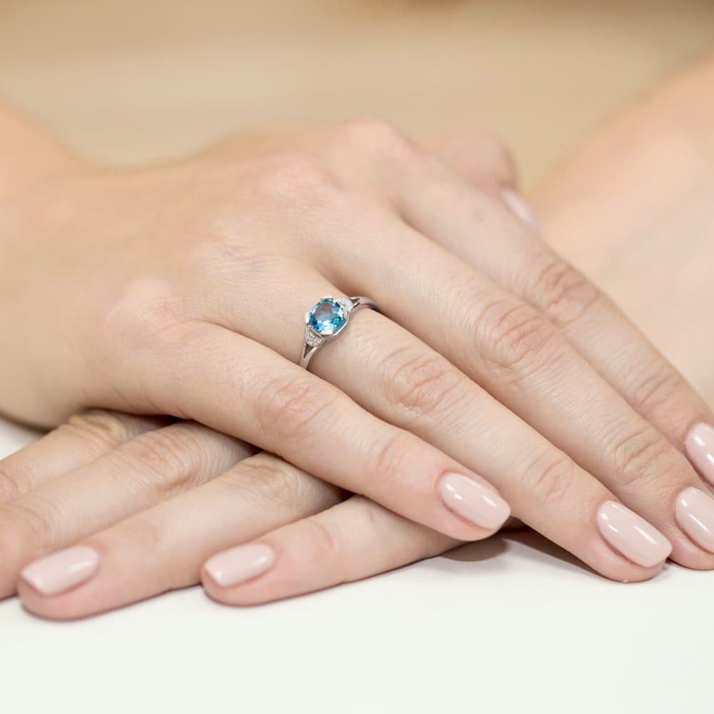 Auksinis Žiedas Su Topazu Ir Deimantais