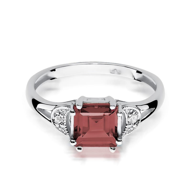 Gold Ring With Garnet And Diamonds