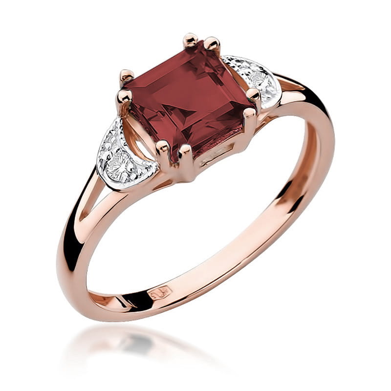 Gold Ring With Garnet And Diamonds
