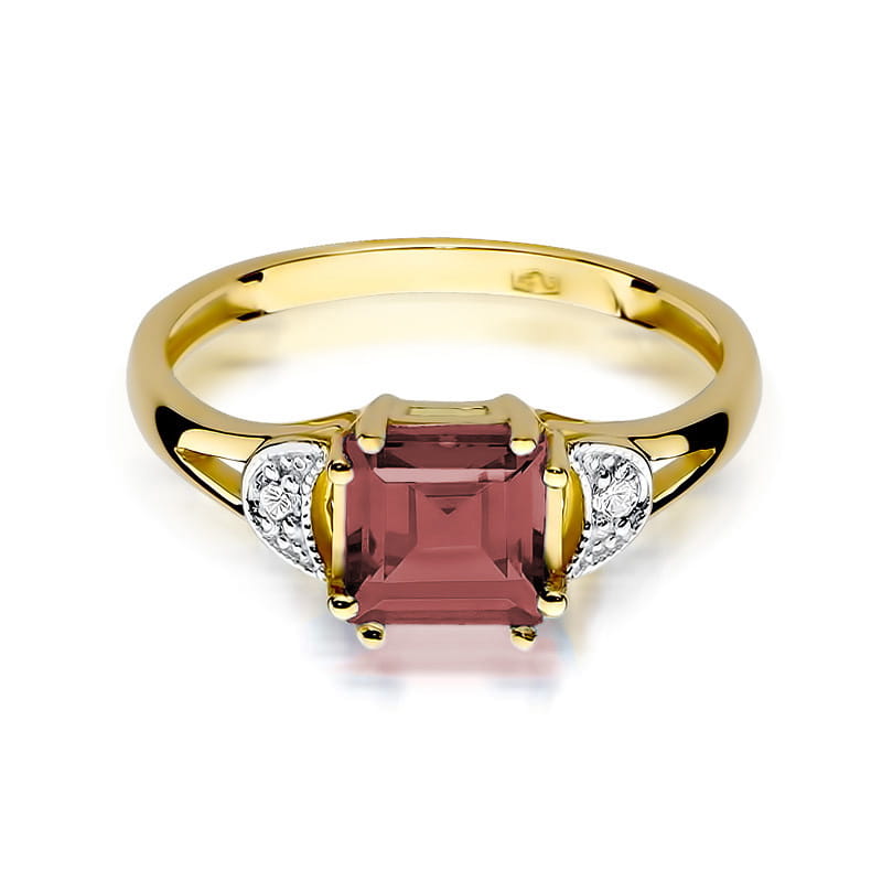 Gold Ring With Garnet And Diamonds