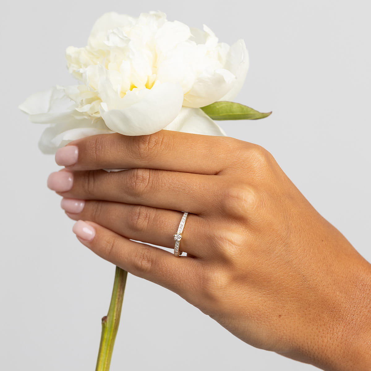 Auksinis Žiedas Su Labaratoriniais Deimantais