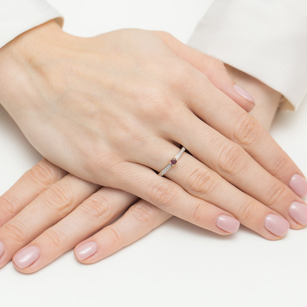 Auksinis Žiedas Su Rubinu Ir Deimantais