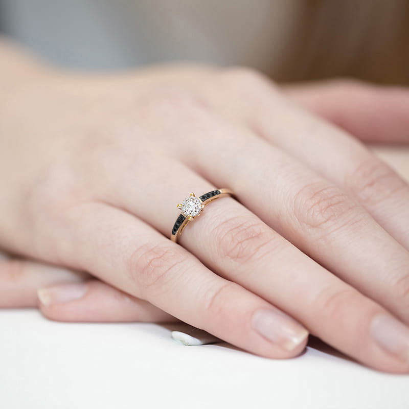 Auksinis Žiedas Su Baltais Ir Juodais Deimantais