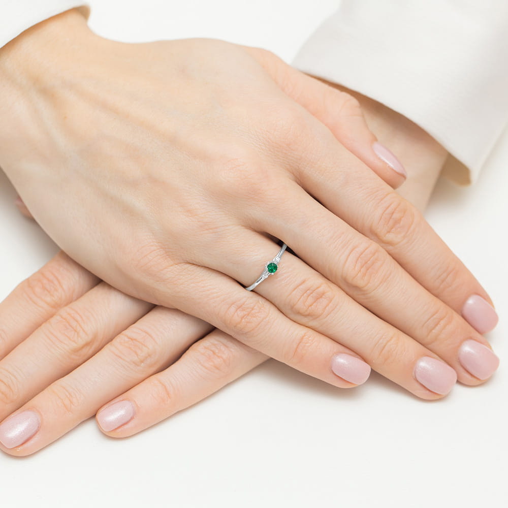 Auksinis Žiedas Su Smaragdu Ir Deimantais