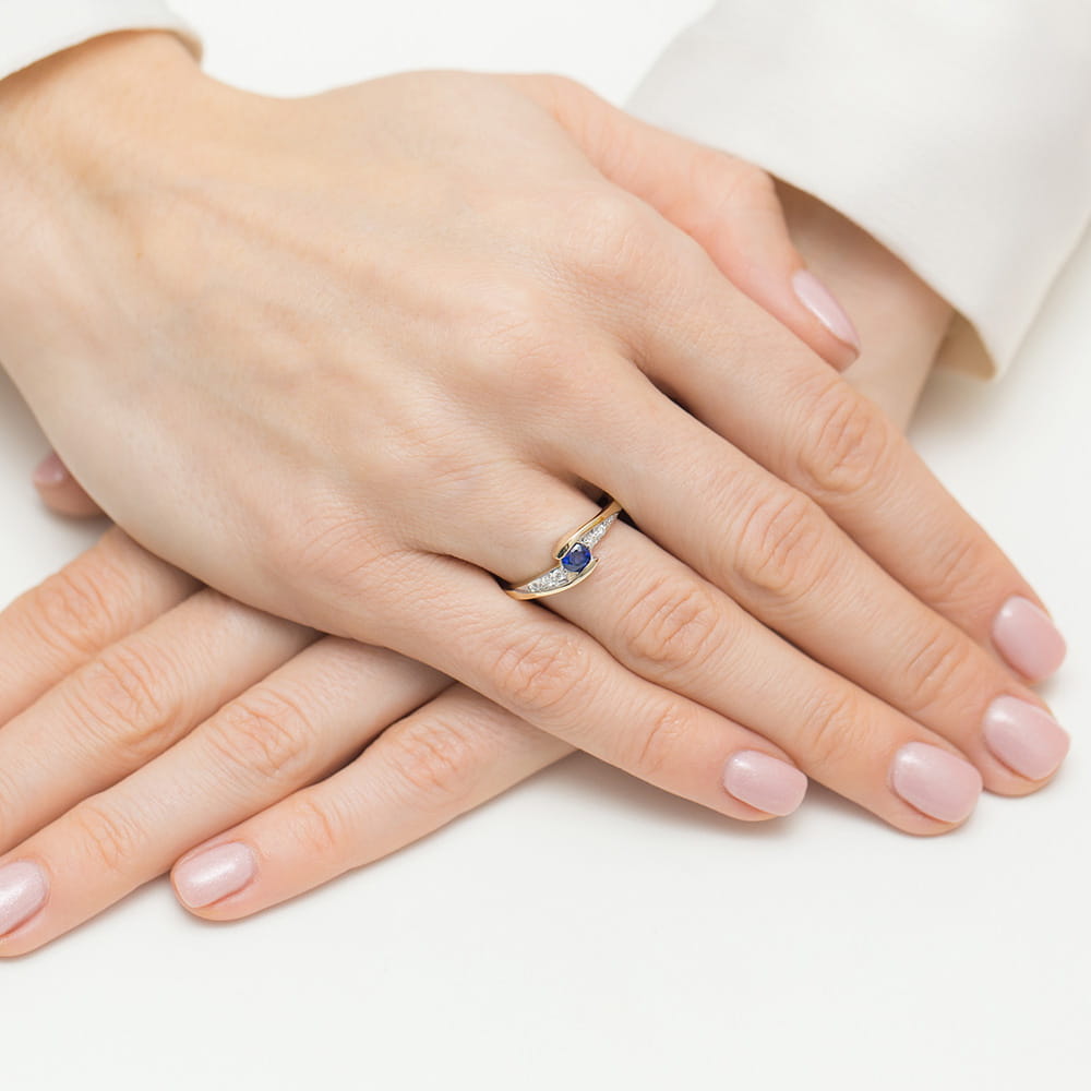 Auksinis Žiedas Su Safyru Ir Deimantais