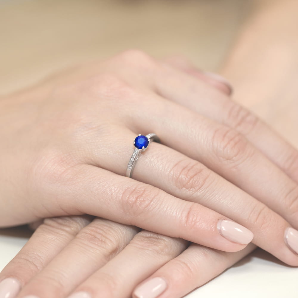 Auksinis Žiedas Su Safyru Ir Deimantais