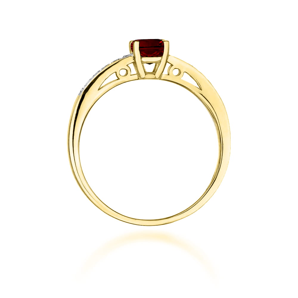 Gold Ring With Garnet And Diamonds