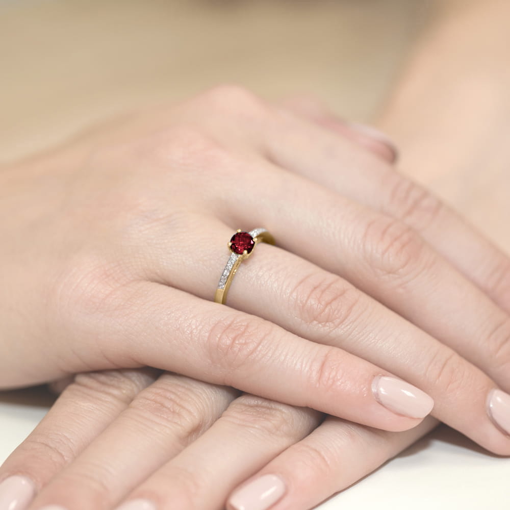 Auksinis Žiedas Su Granatu Ir Deimantais