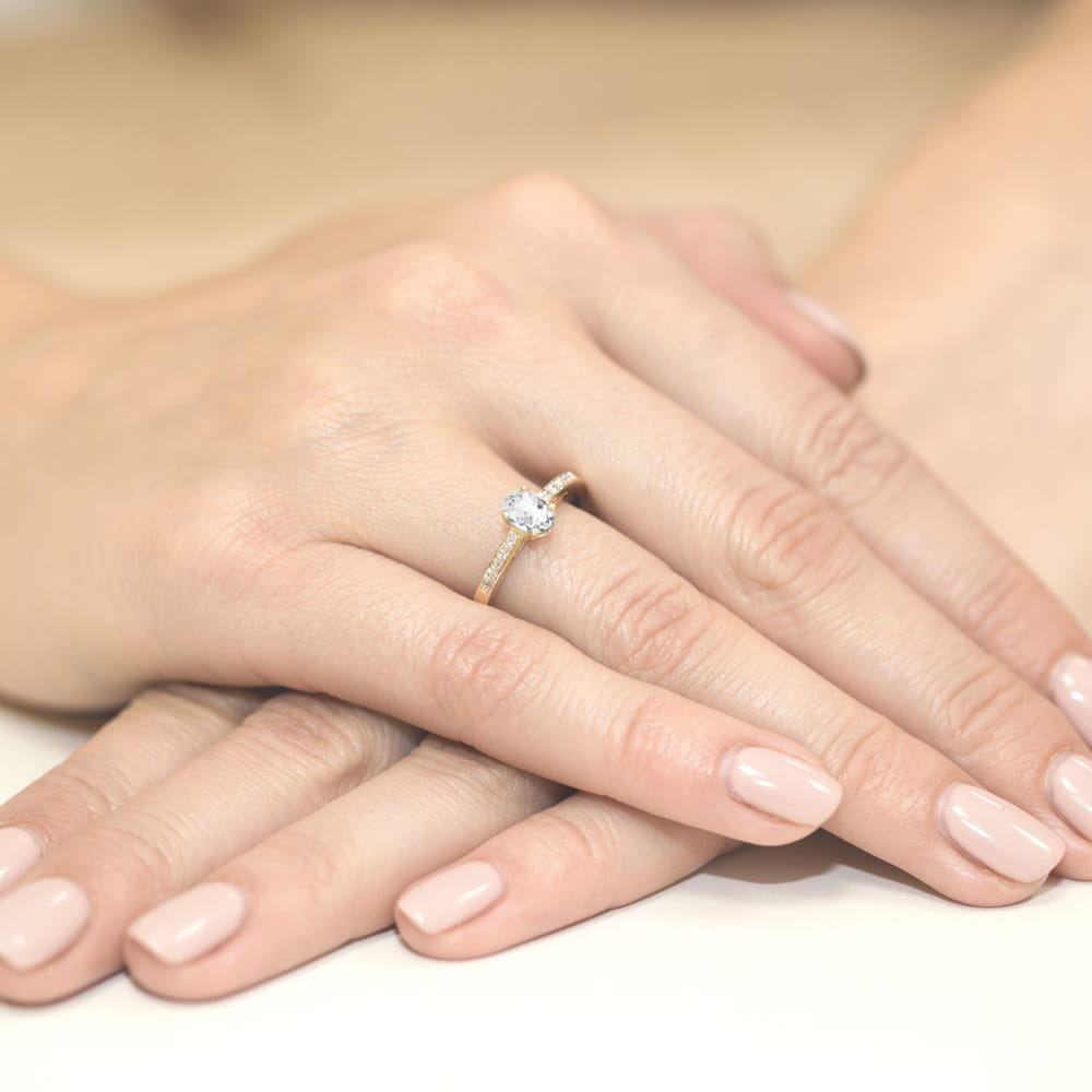 Auksinis Žiedas Su Baltu Safyru Ir Deimantais