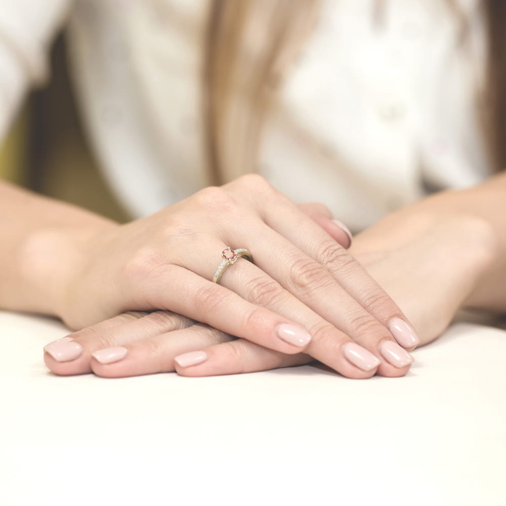 Auksinis Žiedas Su Morganitu Ir Deimantais