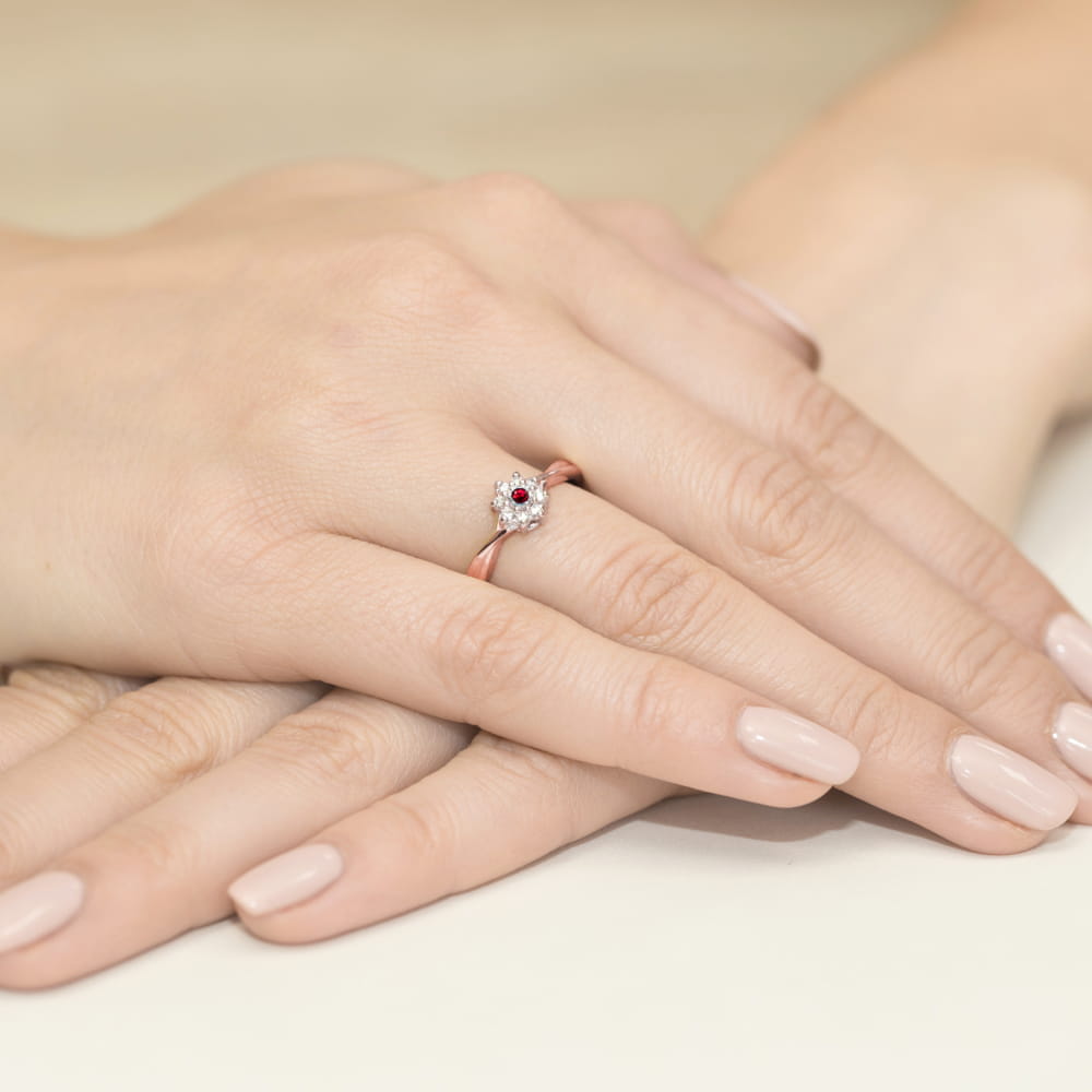 Auksinis Žiedas Su Rubinu Ir Deimantais