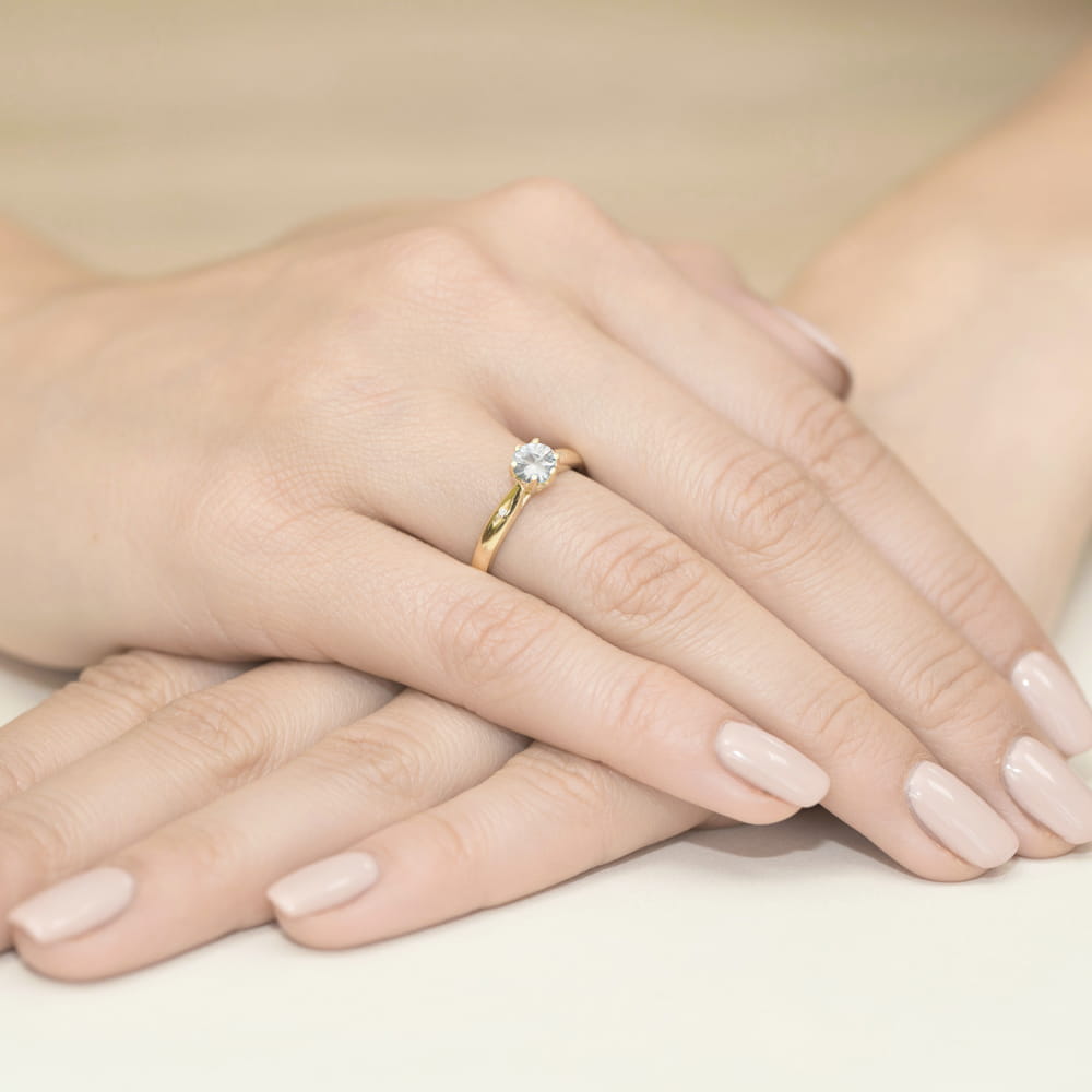 Auksinis Žiedas Su Baltu Safyru Ir Deimantais