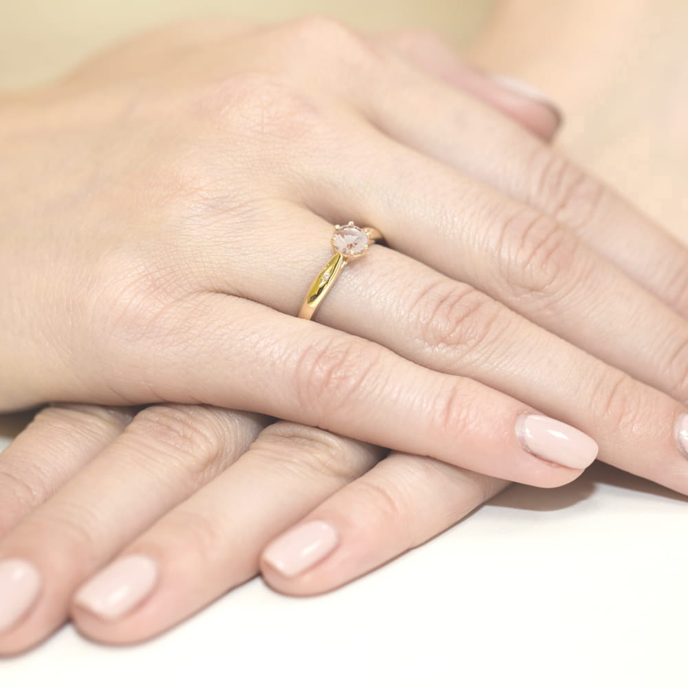 Auksinis Žiedas Su Morganitu Ir Deimantais