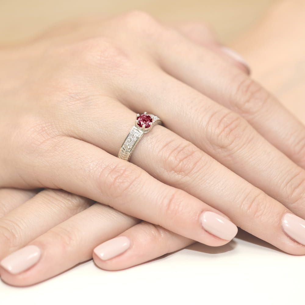 Auksinis Žiedas Su Rubinu Ir Deimantais