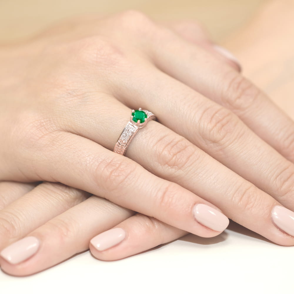 Auksinis Žiedas Su Smaragdu Ir Deimantais