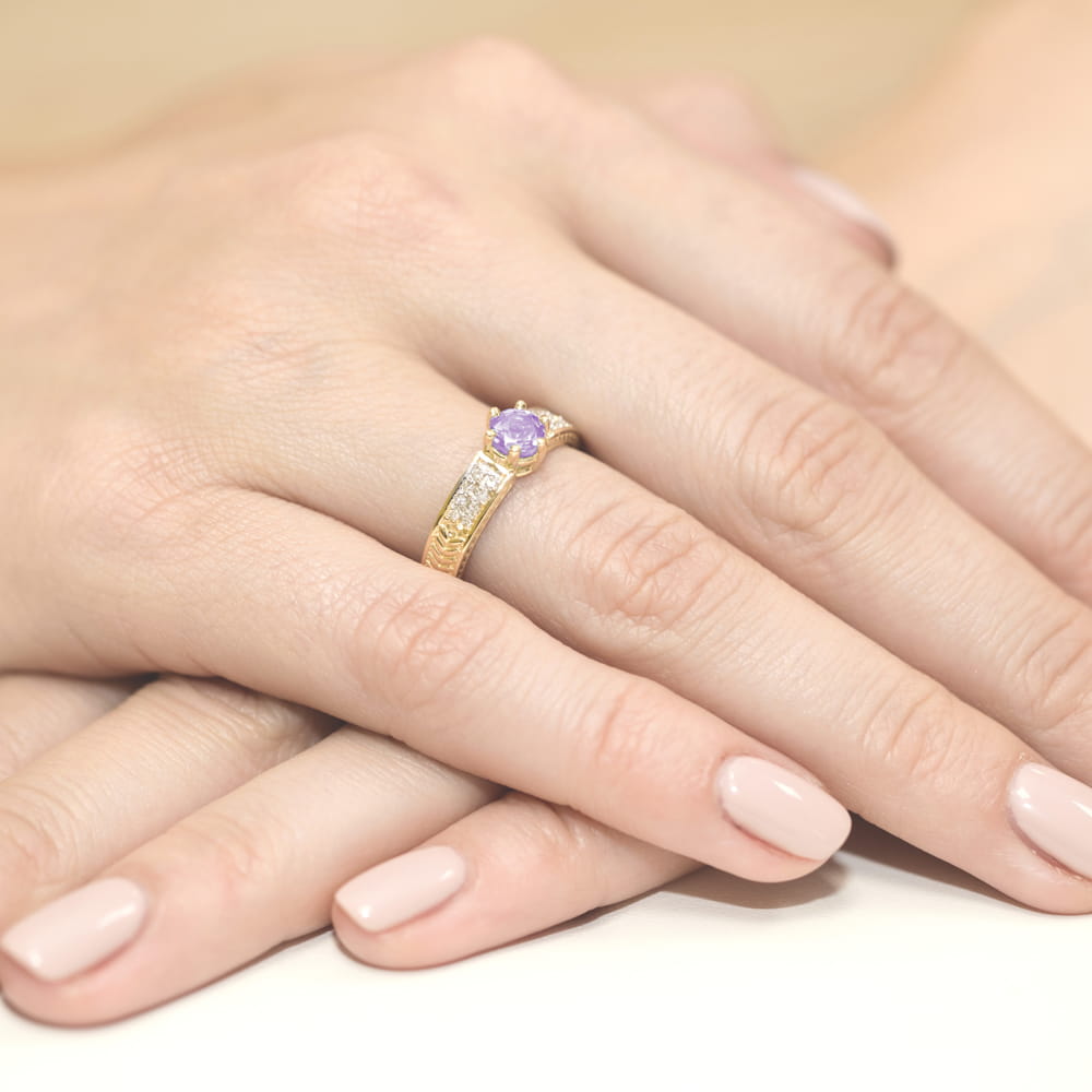 Auksinis Žiedas Su Ametistu Ir Deimantais