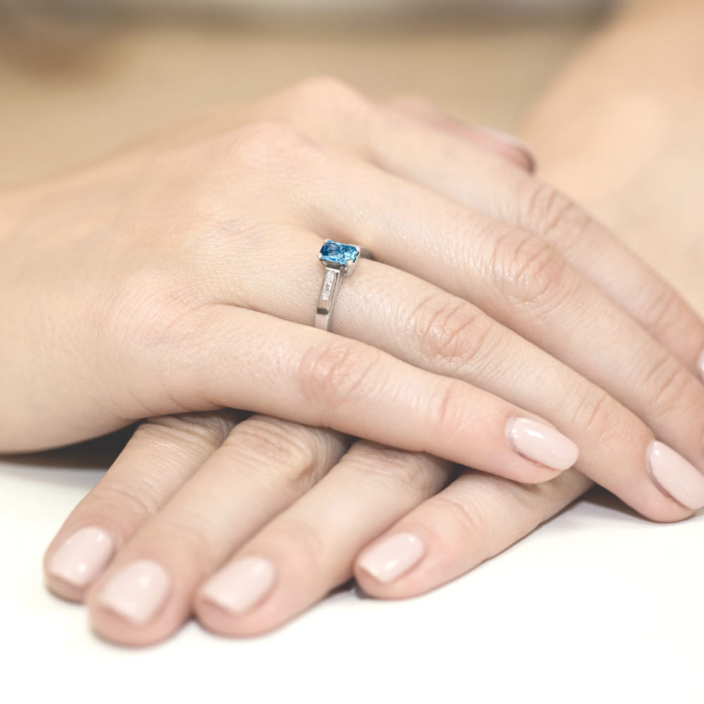 Auksinis Žiedas Su Topazu Ir Deimantais